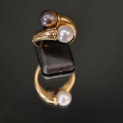 bague en or ornée de perles sur un fond noir