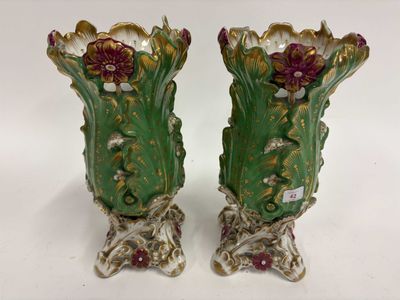 une paire de vases verts et dorés ornés de fleurs violettes