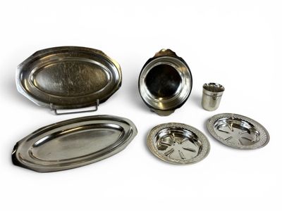 beaucoup d'objets en argent qui se trouvent sur la table