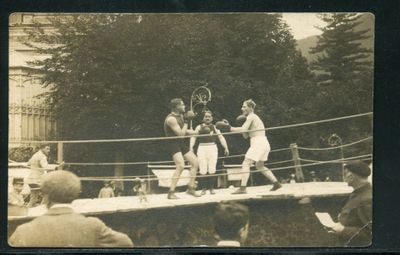 une photo d'époque d'un combat de boxe en pleine journée