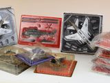un grand nombre d'objets différents posés sur une table