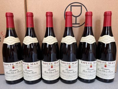 six bouteilles de vin rouge sont posées devant un carton