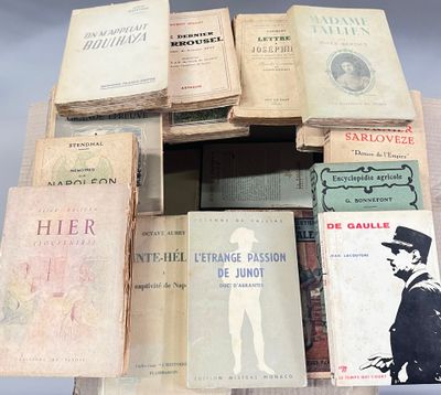 plusieurs livres sont empilés sur une table