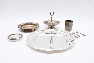 un plateau en argent et des couverts en argent posés sur une table blanche
