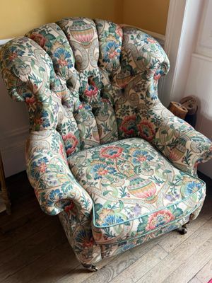 une chaise placée devant une porte