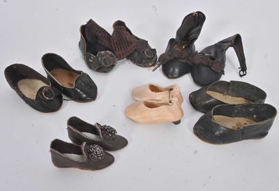 Six paires de chaussures pour poupée