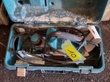 une mallette bleue avec des outils à l'intérieur sur le sol