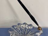 une image représentant un bol en verre contenant un stylo