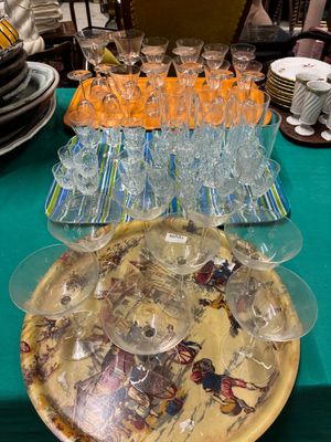 de nombreuses assiettes et verres posés sur une table recouverte d'une nappe verte