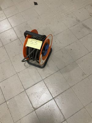 une photo d'une machine à nettoyer les sols posée au sol