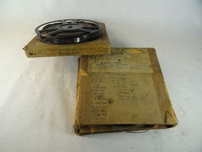 une vieille bobine de film posée sur une caisse en bois