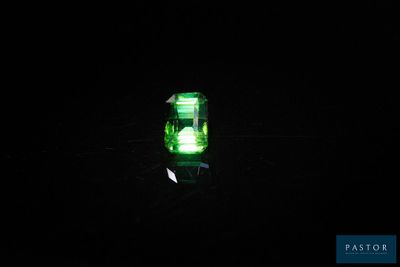 une lumière verte qui reste allumée dans le noir