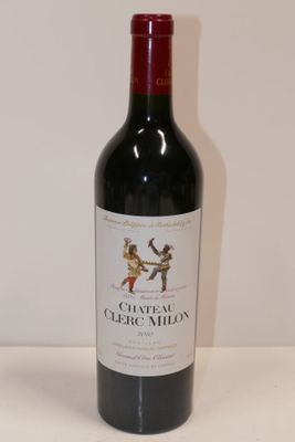 une bouteille de vin posée sur une table