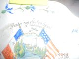 une assiette sur laquelle figurent l'image d'un drapeau et un post-it