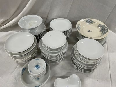 beaucoup d'assiettes et de bols posés sur une table
