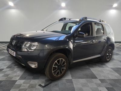 une photo d'une dacia grise garée sur un sol en damier