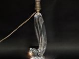 une lampe en verre transparent surmontée d'une ampoule