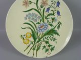 une assiette avec des fleurs posée sur une table