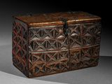 une vieille boîte en bois ornée d'un motif décoratif