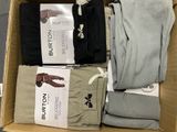 une boîte remplie de vêtements pour hommes posée par terre