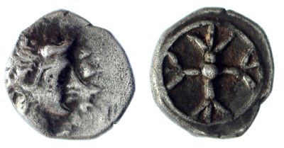 une image d'une pièce sur laquelle figure une croix, et une pièce sur laquelle figure une croix