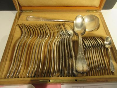 plusieurs cuillères et cuillères à soupe dans une boîte en bois