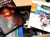 deux livres dans une boîte, posés l'un à côté de l'autre sur une table