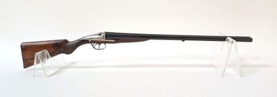 un gros plan d'un fusil posé sur un support transparent, sur fond blanc
