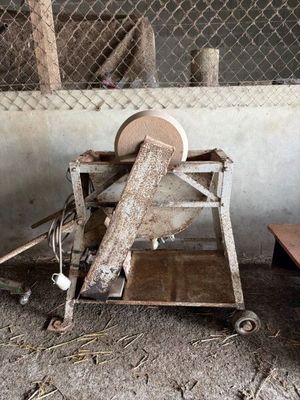 une machine posée par terre à côté d'un banc