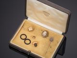 une boîte contenant une paire de ciseaux et d'autres objets