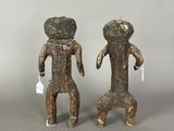 deux petites figurines en bois représentant un homme et une femme