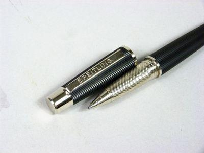 un stylo et un stylo à bille posés sur une table