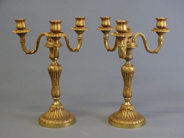 Paire de candélabres en bronze doré à trois bras de lumières. 20è...