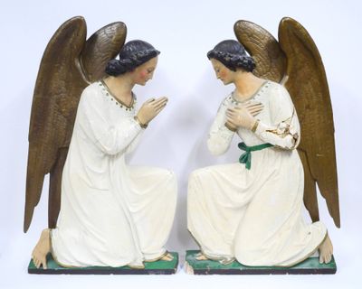 deux figurines d'anges posées sur un socle vert