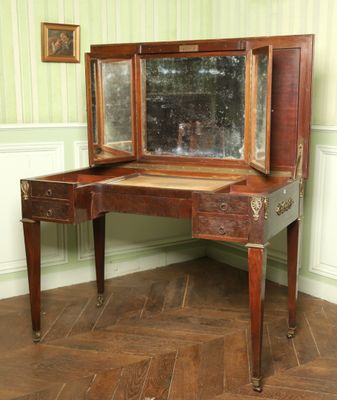 un petit bureau surmonté d'un miroir