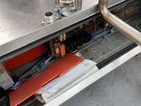 une machine posée au sol, équipée d'un tuyau