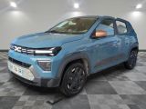 une voiture bleue est garée dans une pièce au sol à carreaux