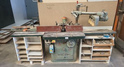 une photo d'un établi sur lequel se trouve une machine