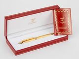 stylo plaqué or dans un coffret cadeau rouge avec un couvercle rouge