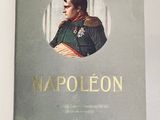 un livre ouvert sur lequel figure l'image d'un homme en uniforme militaire