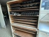un vieux meuble en bois sur lequel sont posés de nombreux papiers