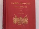 un vieux livre posé sur une table blanche, avec une couverture rouge