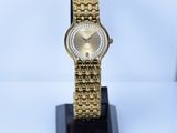 gros plan d'une montre sur un support sur une surface blanche