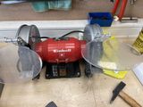 une photo d'une meuleuse et d'outils posés sur un établi