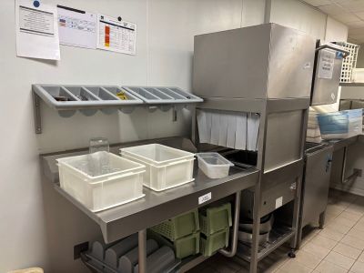 1 importante zone de plonge inox comprenant deux lave-vais… - Photo 1