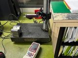 une photo d'un bureau sur lequel sont posés de nombreux appareils électroniques