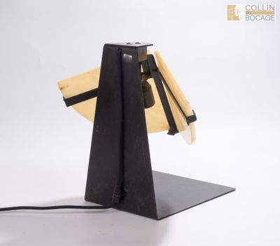 une lampe de table noire sur laquelle est posée une planche de surf