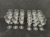 beaucoup de verres à vin vides sur la table