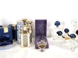 beaucoup de flacons de parfum posés sur une table