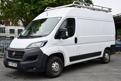 une camionnette blanche garée dans un parking